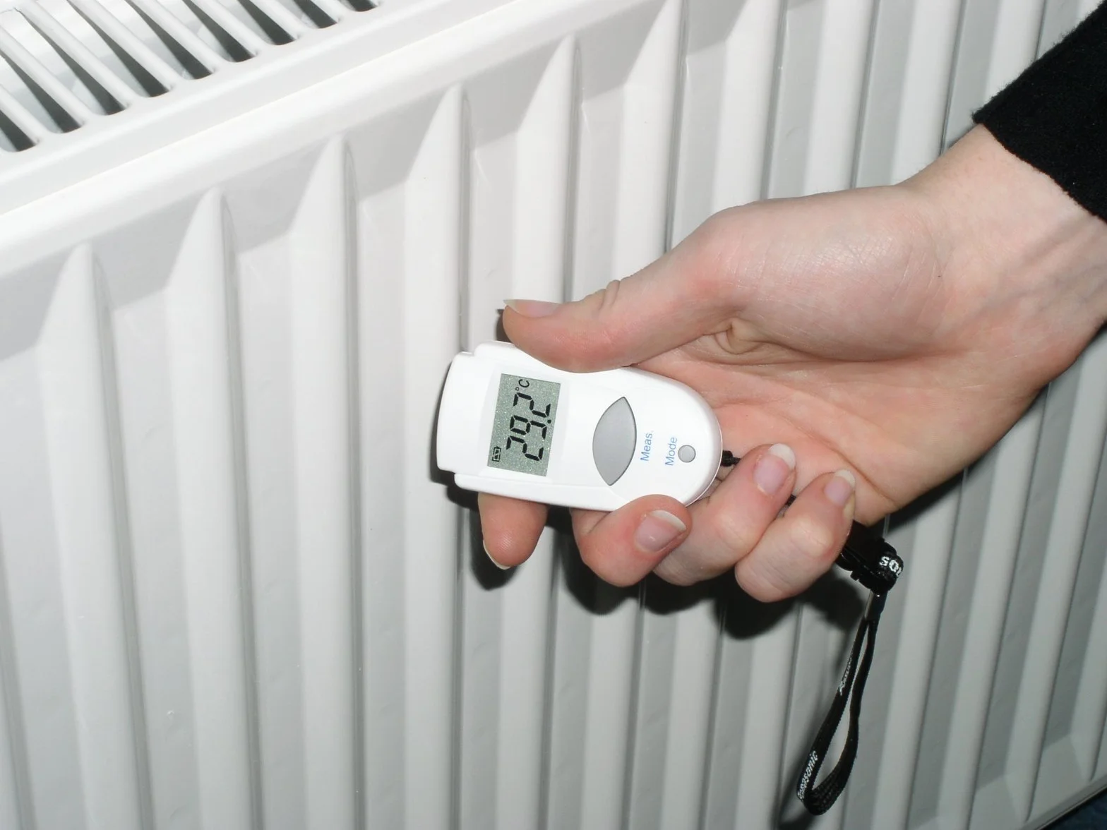 TFA Dostmann Infrarot-Thermometer Mini Flash, 31.1108, berührungsloses Messen von Oberflächen, 1s Messdauer, gemäß HACCP, vielseitig nutzbar, L 37 x B 17 x H 68 mm