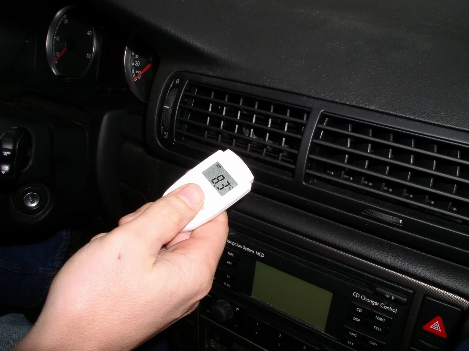 TFA Dostmann Infrarot-Thermometer Mini Flash, 31.1108, berührungsloses Messen von Oberflächen, 1s Messdauer, gemäß HACCP, vielseitig nutzbar, L 37 x B 17 x H 68 mm