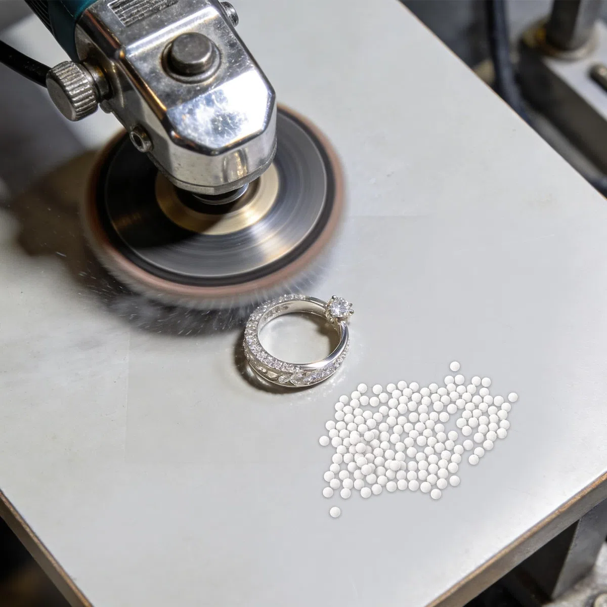 STOBAZA Keramik Pellets für Schmuckpoliermaschine Weiß Rund 1000g Effiziente Reinigung und Sanfte Kratzerentfernung für Trommelpoliergeräte