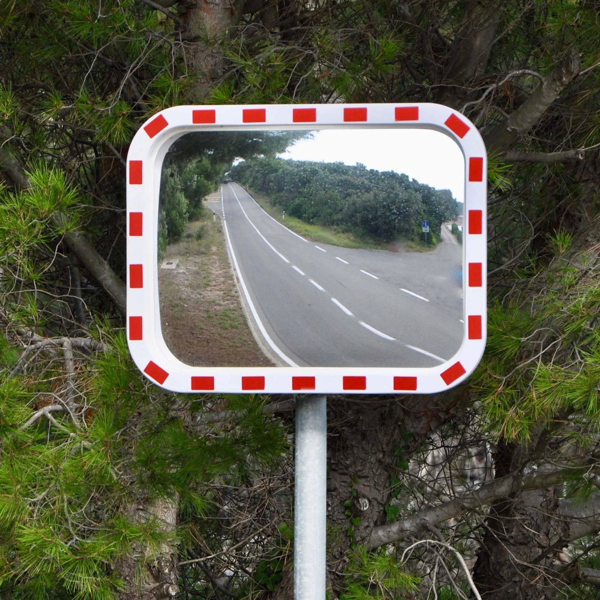 Wiltec Verkehrsspiegel 70 x 90 cm konvex, eckiger Sicherheitsspiegel mit rot-weißen Reflektorstreifen, bruchsicherer Konvexspiegel aus Kunststoff, Überwachungsspiegel für Ausfahrten