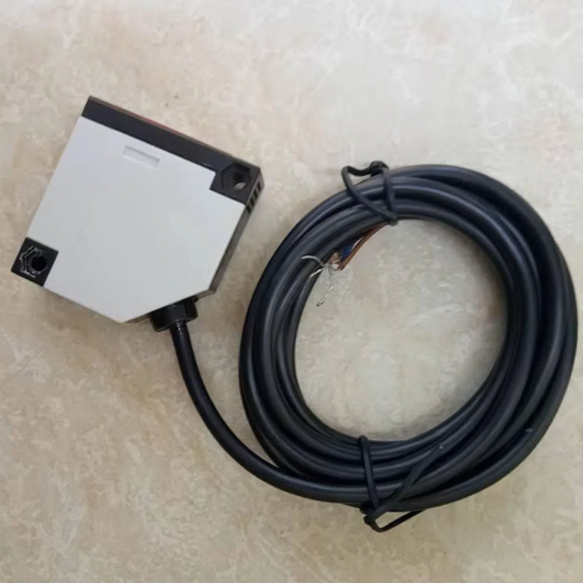 300 mm Empfindlicher Schaltsensor, E3Jk-Ds30M1 IP65 Gehäuse Diffuse Reflexionstyp Optoelektronisch mit feuerfestem ABS-Material für industrielle Automatisierung und Steuerung(DC12-24V)