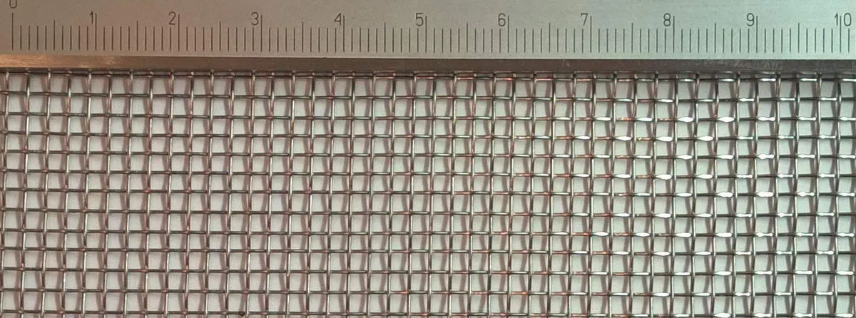 Edelstahl Drahtgewebe mit 2 mm Maschenweite, 0,5 mm Drahtstärke. 1m x 50cm