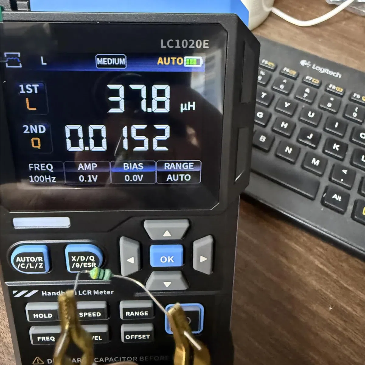 LCR Messgerät 100Hz-100kHz, LC1020E Hochpräzises digitales Brücken-LCR-ESR-Messgerät, 2,8-Zoll tragbares digitales TFT-ESR LCR Meter, misst ESR/Q/D/θ/X, Anzeige von zwei Parametern