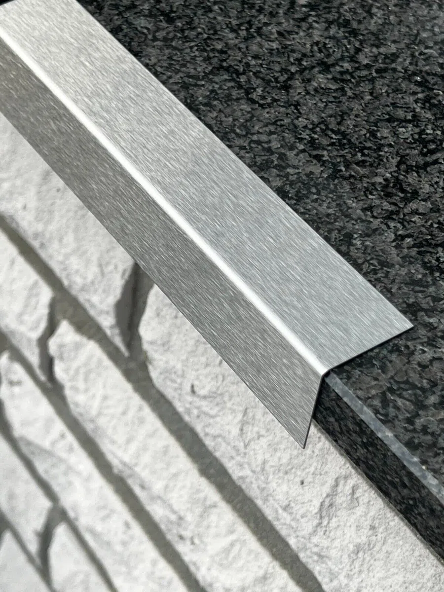 Edelstahl Winkel 2000mm 90 Grad Winkelprofil 30x10 mm Schenkelinnenmaß aus Edelstahl k240 geschliffen 1,5 mm stark VA Winkelprofil Eckschutz Profil