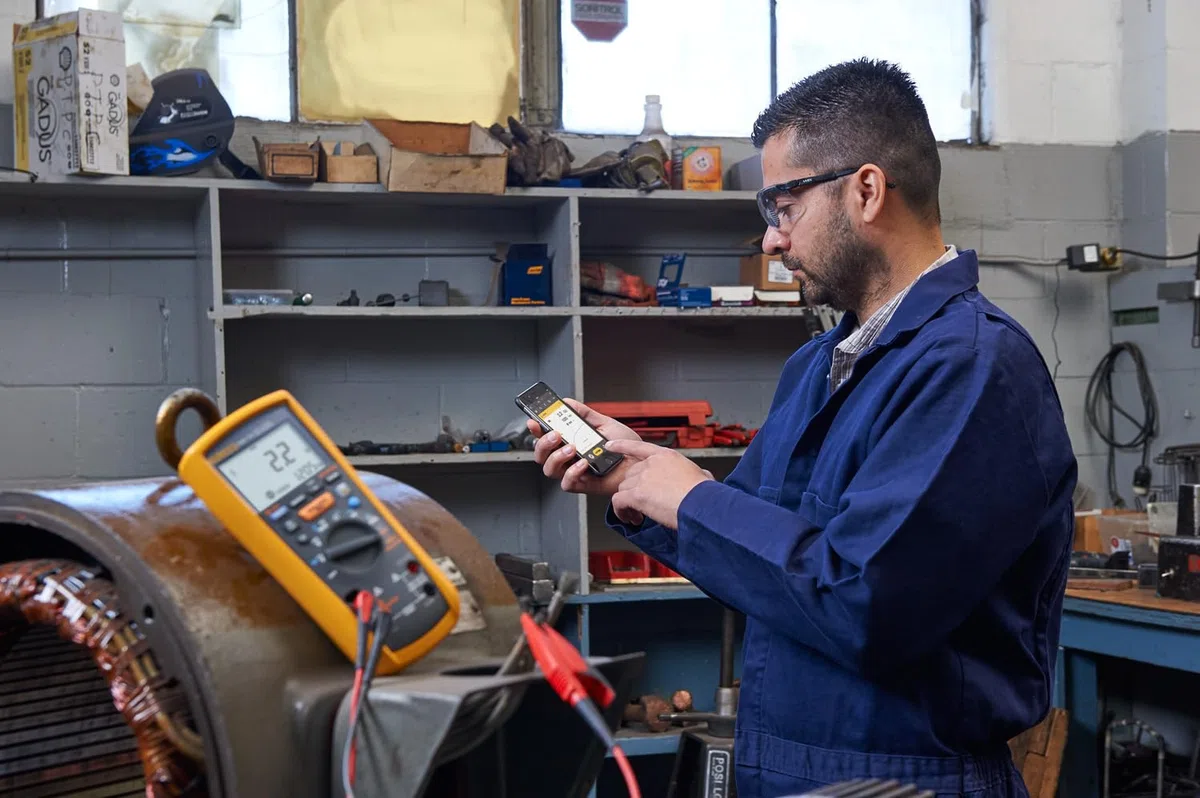 2-IN-1 Isolations-Multimeter mit Stromzange i400
