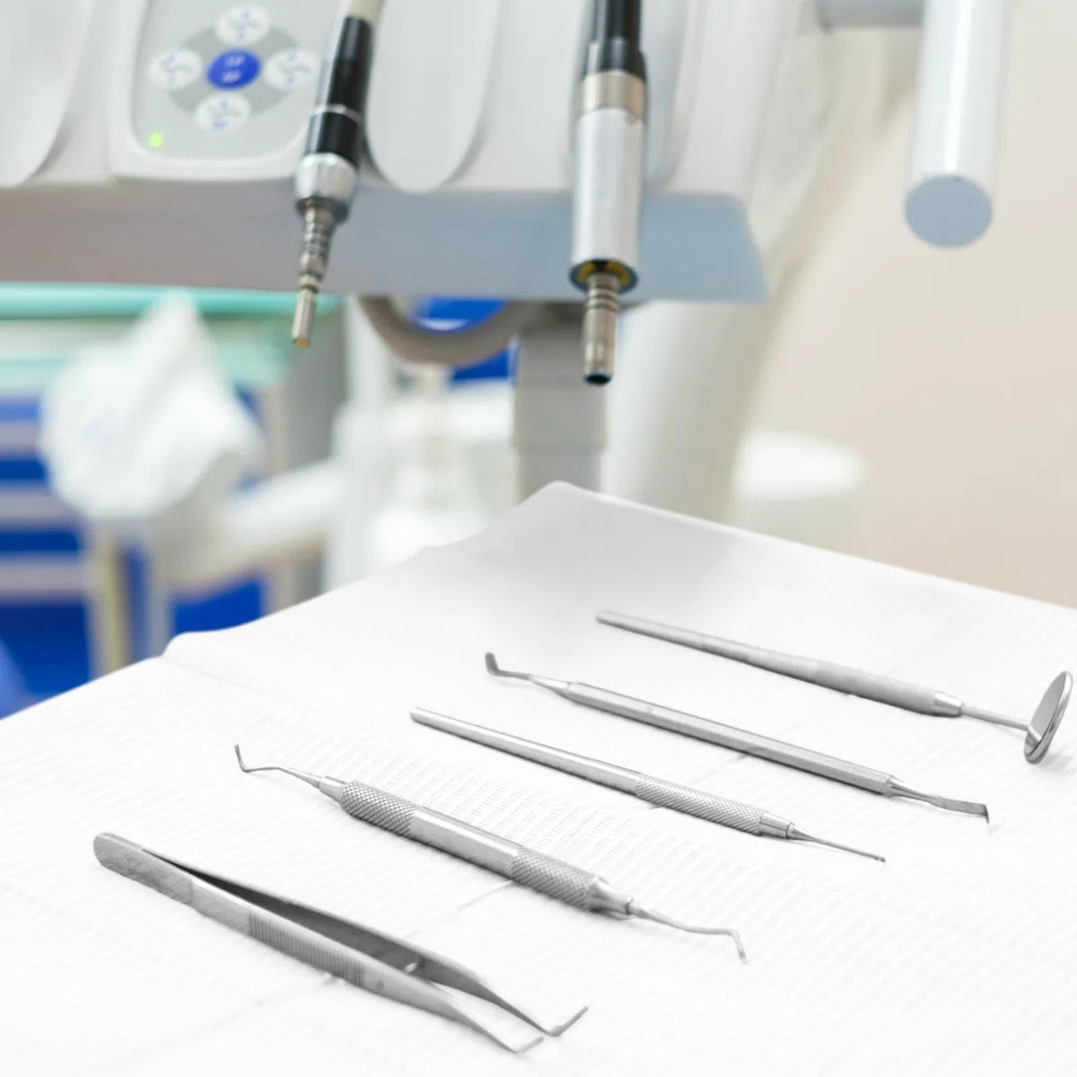 Healifty 125 Stück Dental-Lätzchen, weiße Einwegschürzen für Erwachsene, 45,7 x 33,5 cm, Einweg-Zahnarzt-Lätzchen, 3-lagig, wasserdicht, Tattoo-Lätzchen für Nageltische, Zahnunterlagen, Matten und