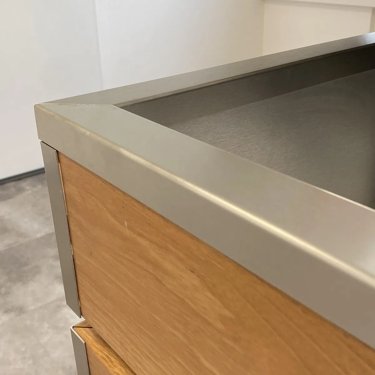 Edelstahl V2A Winkel 3-fach gekantet Winkelblech mit geschliffener Oberfläche Eckwinkel 2 Meter lang Eckschutz für Schnittkanten Kantenschutz (20 x 20 mm)