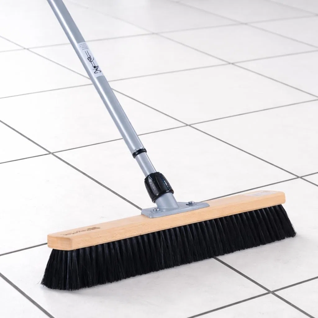Profi Saalbesen 60cm Breit mit Teleskopstiel Stiel weiche Borsten Besen | 60cm breit, Weiche schwarze Kunsthaar-Borsten, Buchenholz, Verstellbar ausziehbar, Für Haushalt Büro Lager Werkstatt