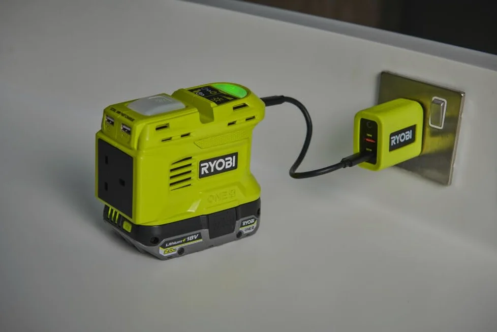 RYOBI 18 V ONE+ 2 in 1 Akku-Wechselrichter RY18BI150B-0 (2. Gen., Solarmodulkompatibel, 150 Watt, ohne Akku und Ladegerät)