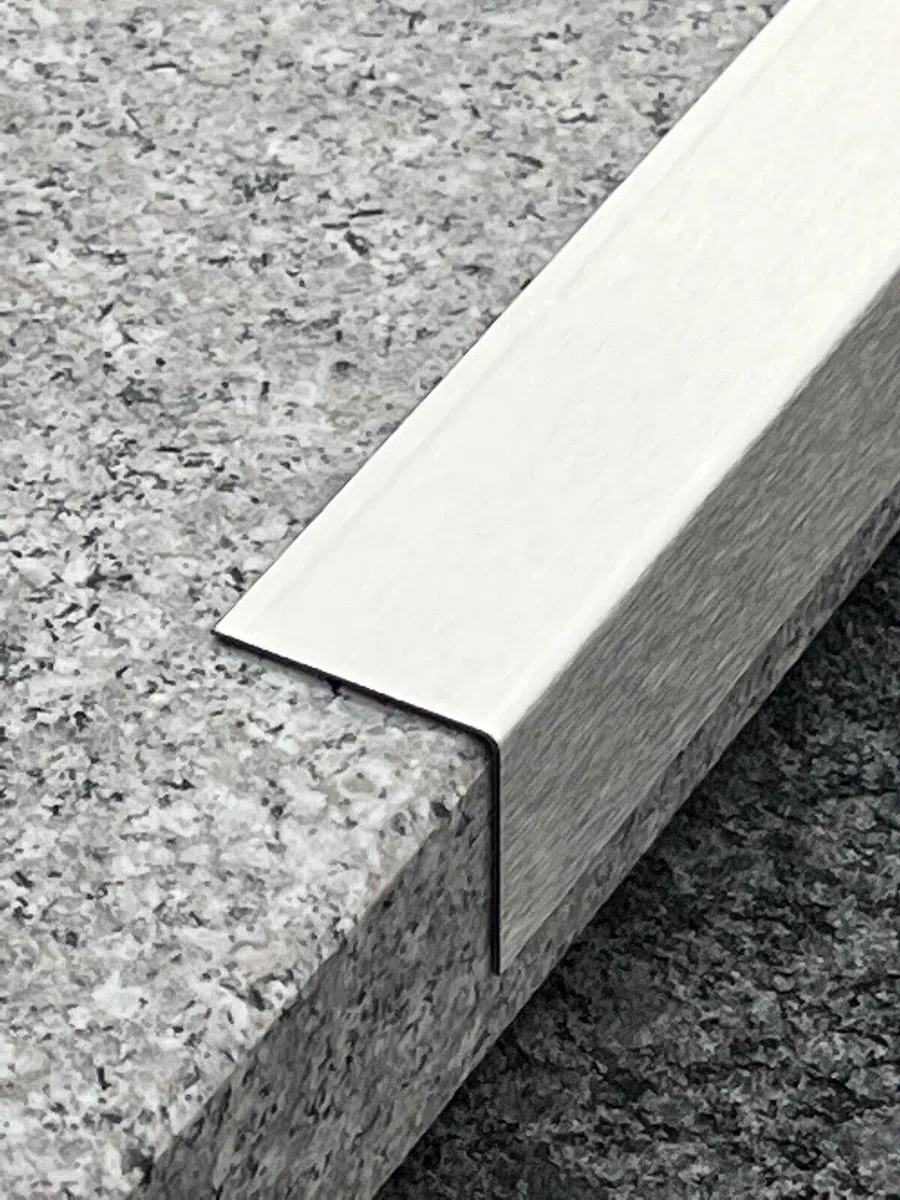 Edelstahl Winkel 2000mm 90 Grad Winkelprofil 30x10 mm Schenkelinnenmaß aus Edelstahl k240 geschliffen 1,5 mm stark VA Winkelprofil Eckschutz Profil