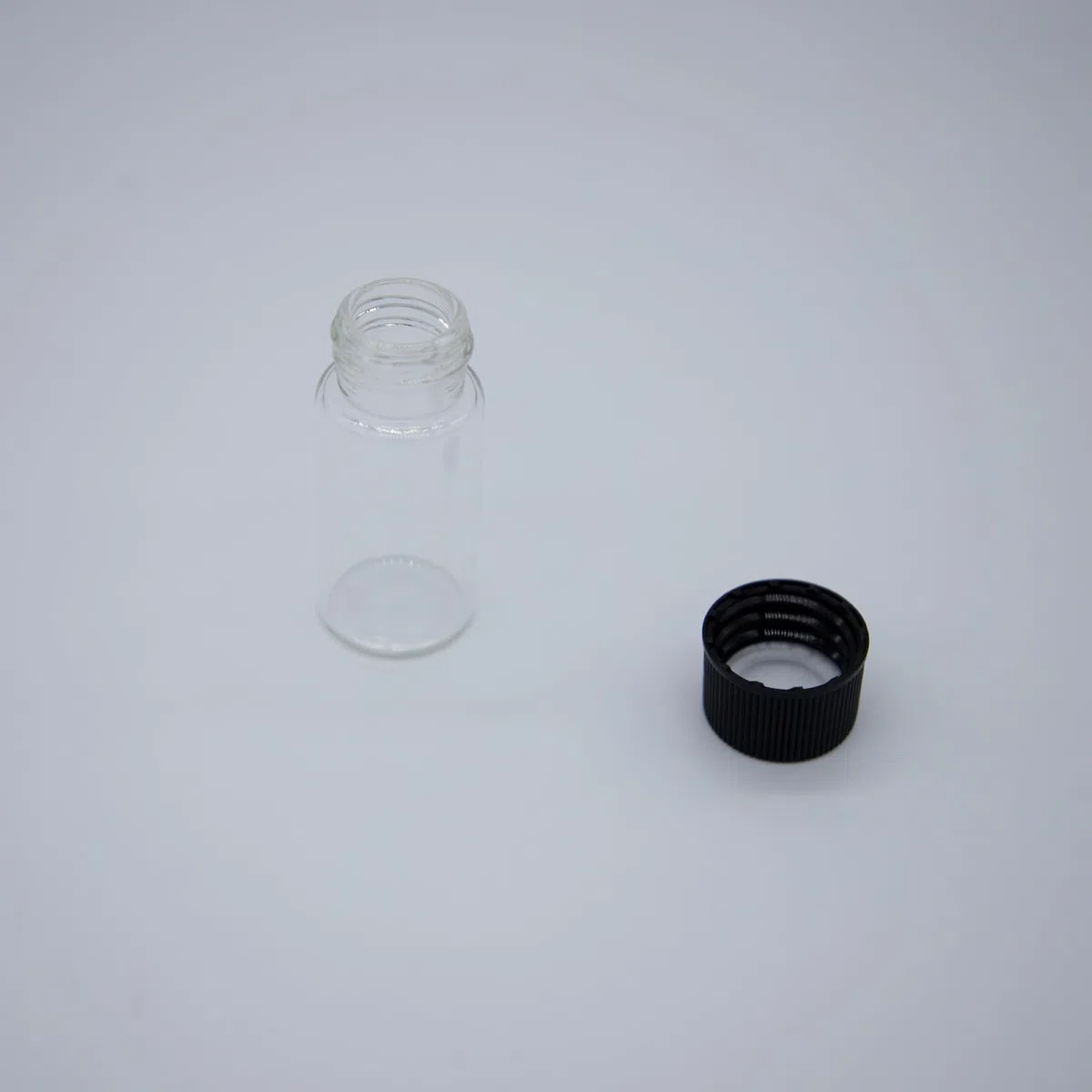 20 Stück 10ml Glasfläschchen, flüssiger Probennahmer kleiner Glasflaschenspeicherbehälter mit PE-Liner-schwarzen Schraubkappen leckagefest für ätherisches Öl und Probenproben