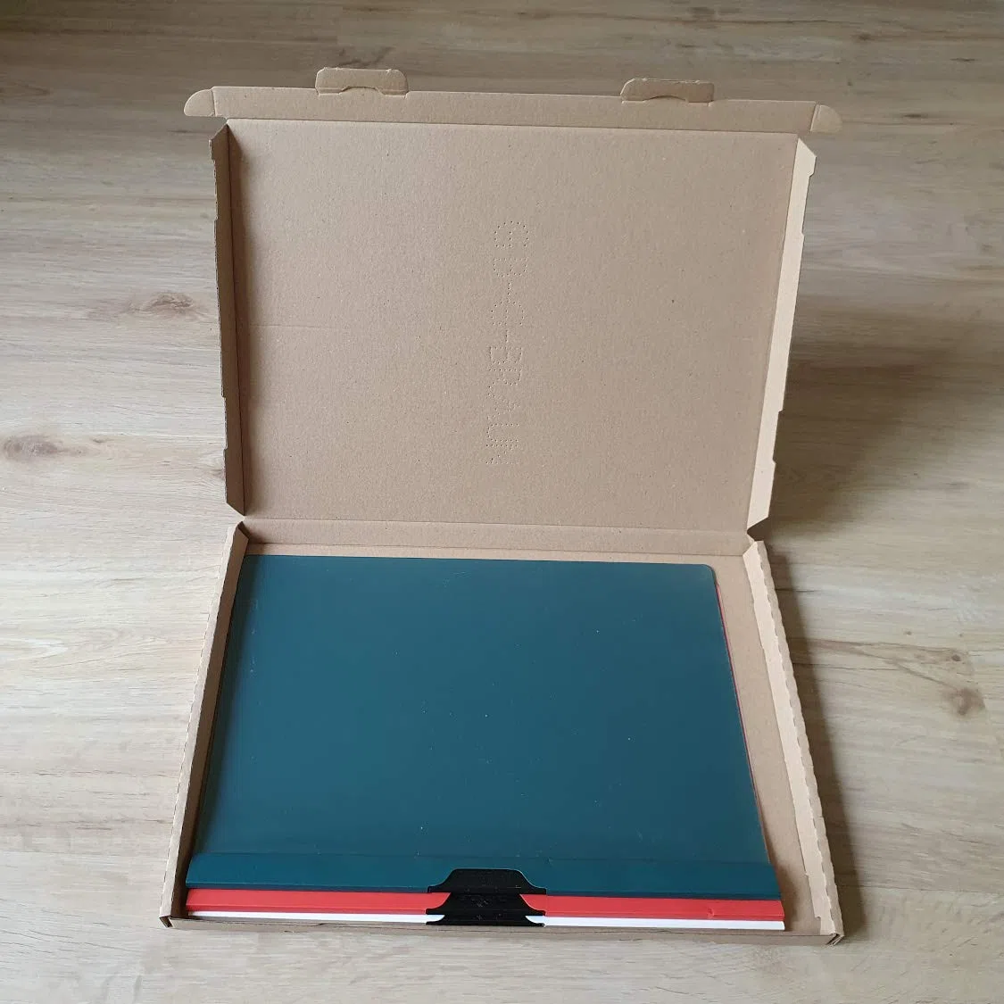 smiley pack 100x Großbriefkartons 350 x 250 x 20 mm braun DIN A4 B4 stabiler Versandkarton Postkarton Faltschachtel für Warensendung, Büchersendung und Großbrief mit Steckverschluss (100 Stück)