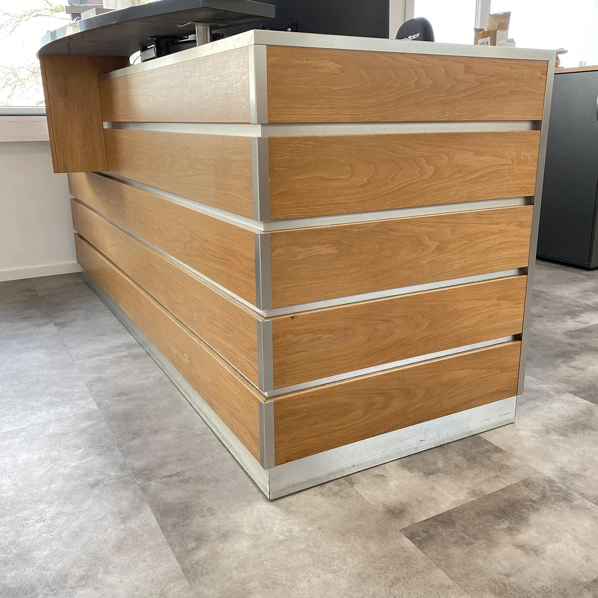 Edelstahl V2A Winkel 3-fach gekantet Winkelblech mit geschliffener Oberfläche Eckwinkel 2 Meter lang Eckschutz für Schnittkanten Kantenschutz (20 x 20 mm)