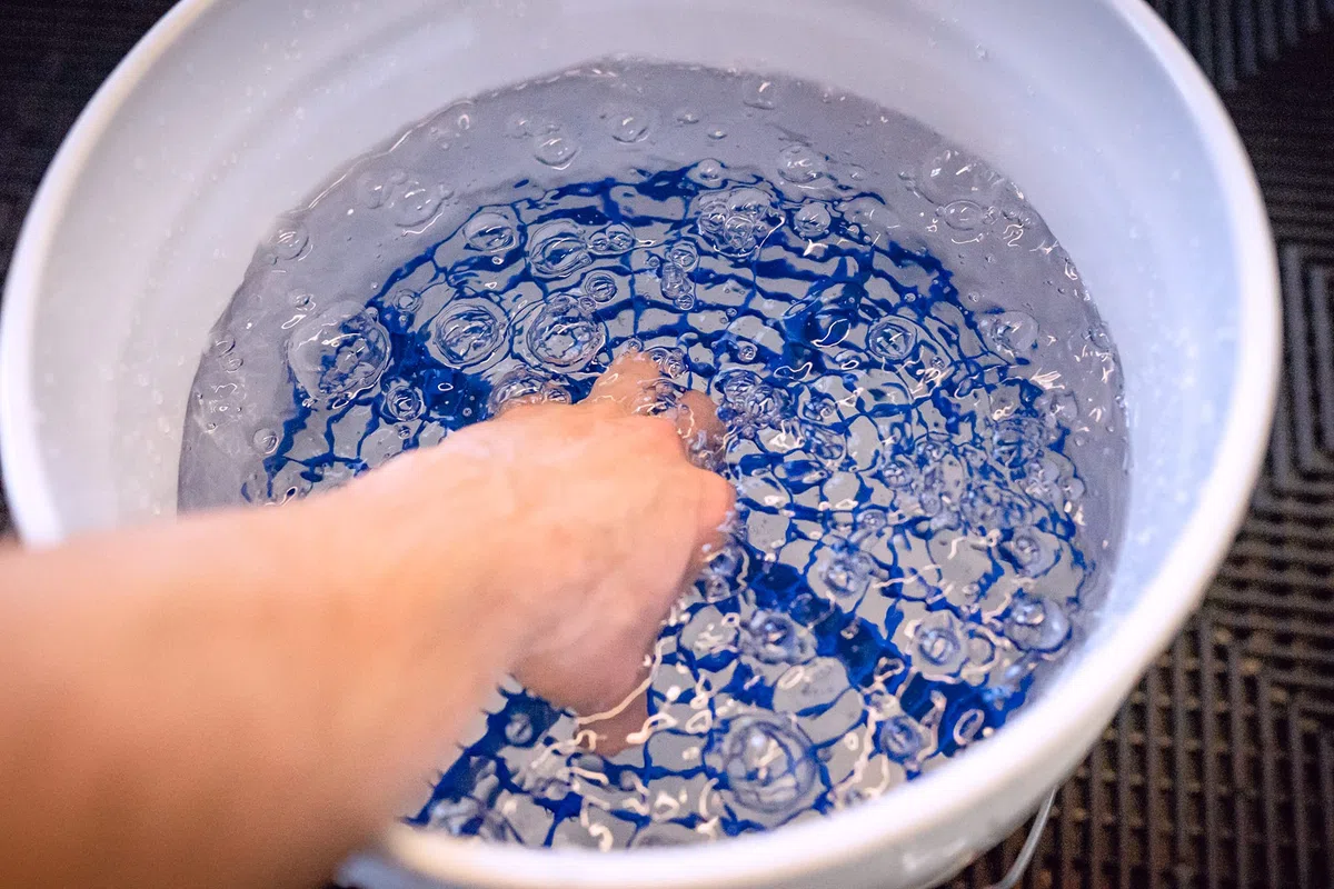MAGIC BUCKET | Auto Handwäsche Bundle | Wascheimer mit passendem Eimer Deckel 5 US GALLONEN ca. 20 Liter | Mit Grit Guard Eimereinsatz Schmutzsieb | Waschset Rot/Rot