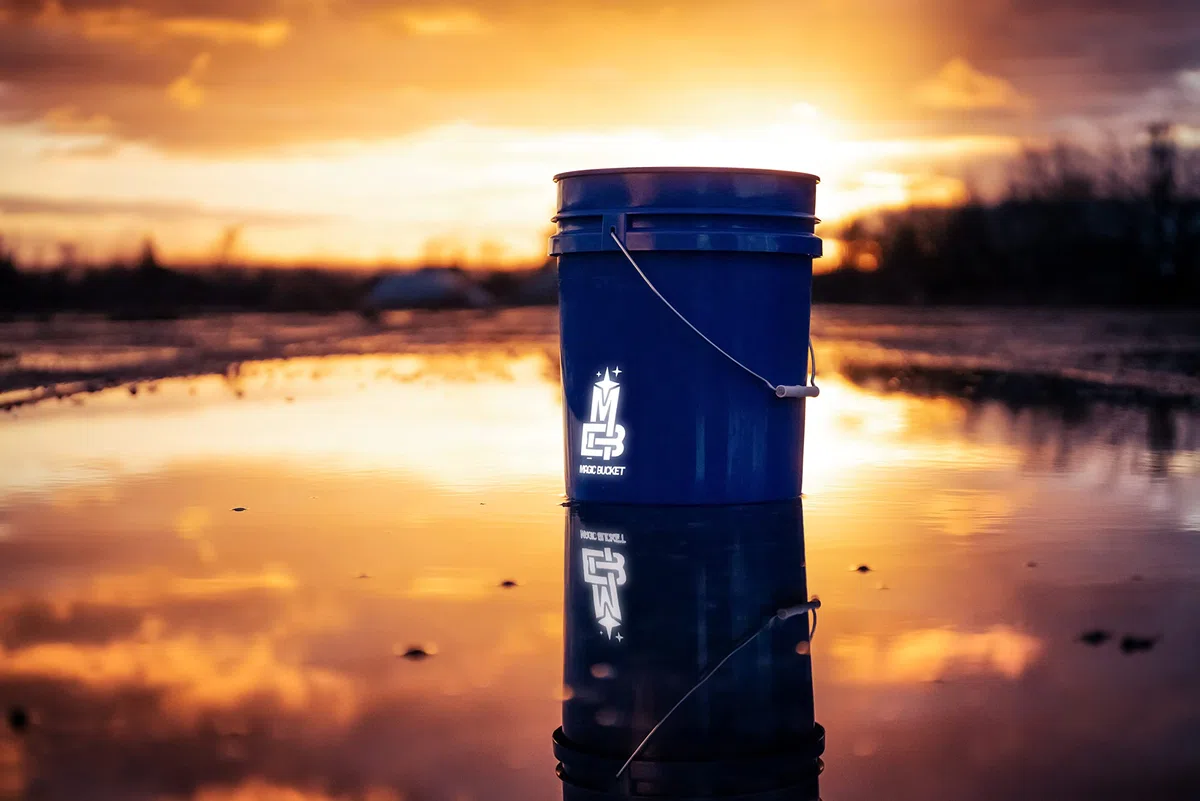 MAGIC BUCKET | Auto Handwäsche Bundle | Wascheimer mit passendem Eimer Deckel 5 US GALLONEN ca. 20 Liter | Mit Grit Guard Eimereinsatz Schmutzsieb | Waschset Rot/Rot