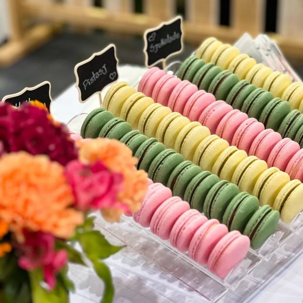 Transparentes Acryl-Macaron-Display für professionelle Bäckerei-Setup mit 3 Schlitzen, 4 Schlitzen oder 6 Schlitz-Layout-Optionen für individuelle Anordnung (6 Mulden)