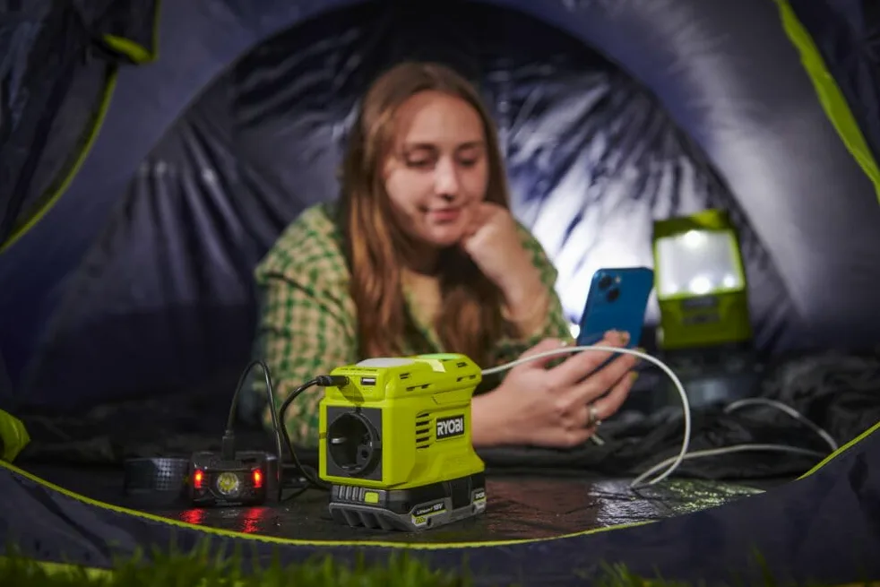 RYOBI 18 V ONE+ 2 in 1 Akku-Wechselrichter RY18BI150B-0 (2. Gen., Solarmodulkompatibel, 150 Watt, ohne Akku und Ladegerät)
