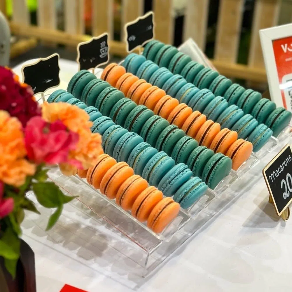 Transparentes Acryl-Macaron-Display für professionelle Bäckerei-Setup mit 3 Schlitzen, 4 Schlitzen oder 6 Schlitz-Layout-Optionen für individuelle Anordnung (6 Mulden)