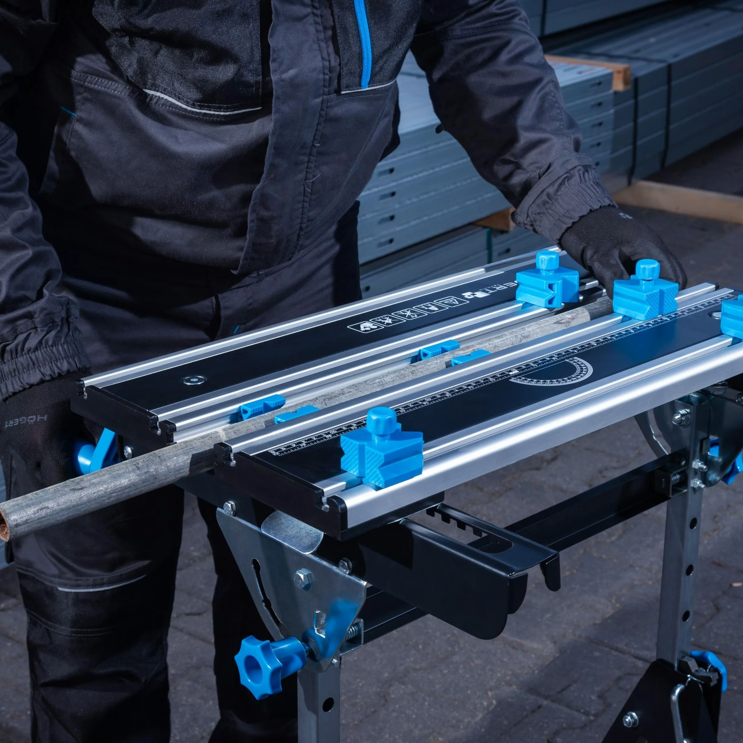 HÖGERT TECHNIK – Klappbarer, höhen- und neigungsverstellbarer Werkstatttisch 600x570x770–1070 mm mit Aluminiumplatte, Spannbacken, Winkelverstellung und Maßskala