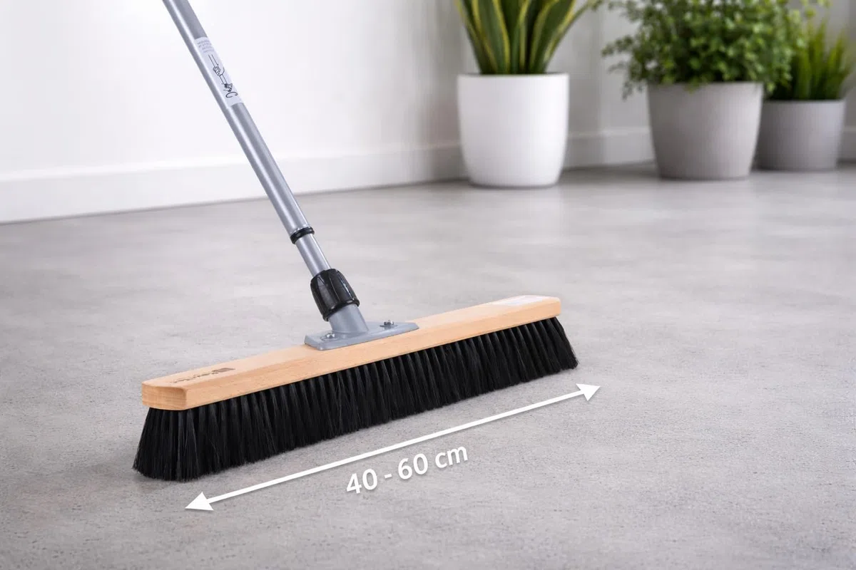 Profi Saalbesen 60cm Breit mit Teleskopstiel Stiel weiche Borsten Besen | 60cm breit, Weiche schwarze Kunsthaar-Borsten, Buchenholz, Verstellbar ausziehbar, Für Haushalt Büro Lager Werkstatt