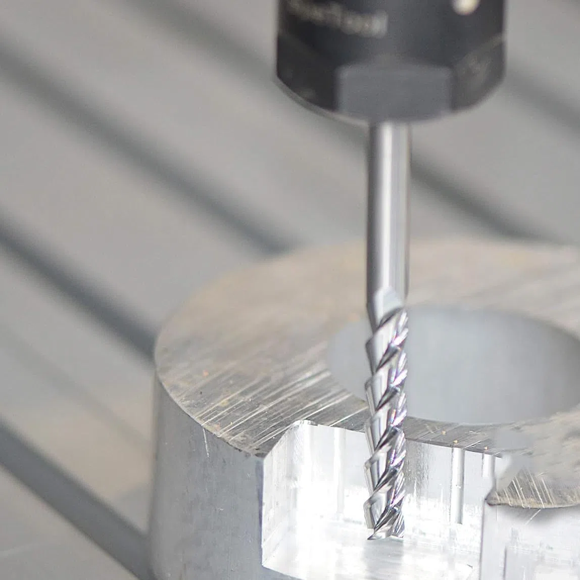 SpeTool VHM 3 Flöten Alufräser CNC Fräser mit 6 mm Schneiddurchmesser x 18 mm Schnittlänge, 6 mm Schaft Schaftfräser für Aluminium und Kunststoff
