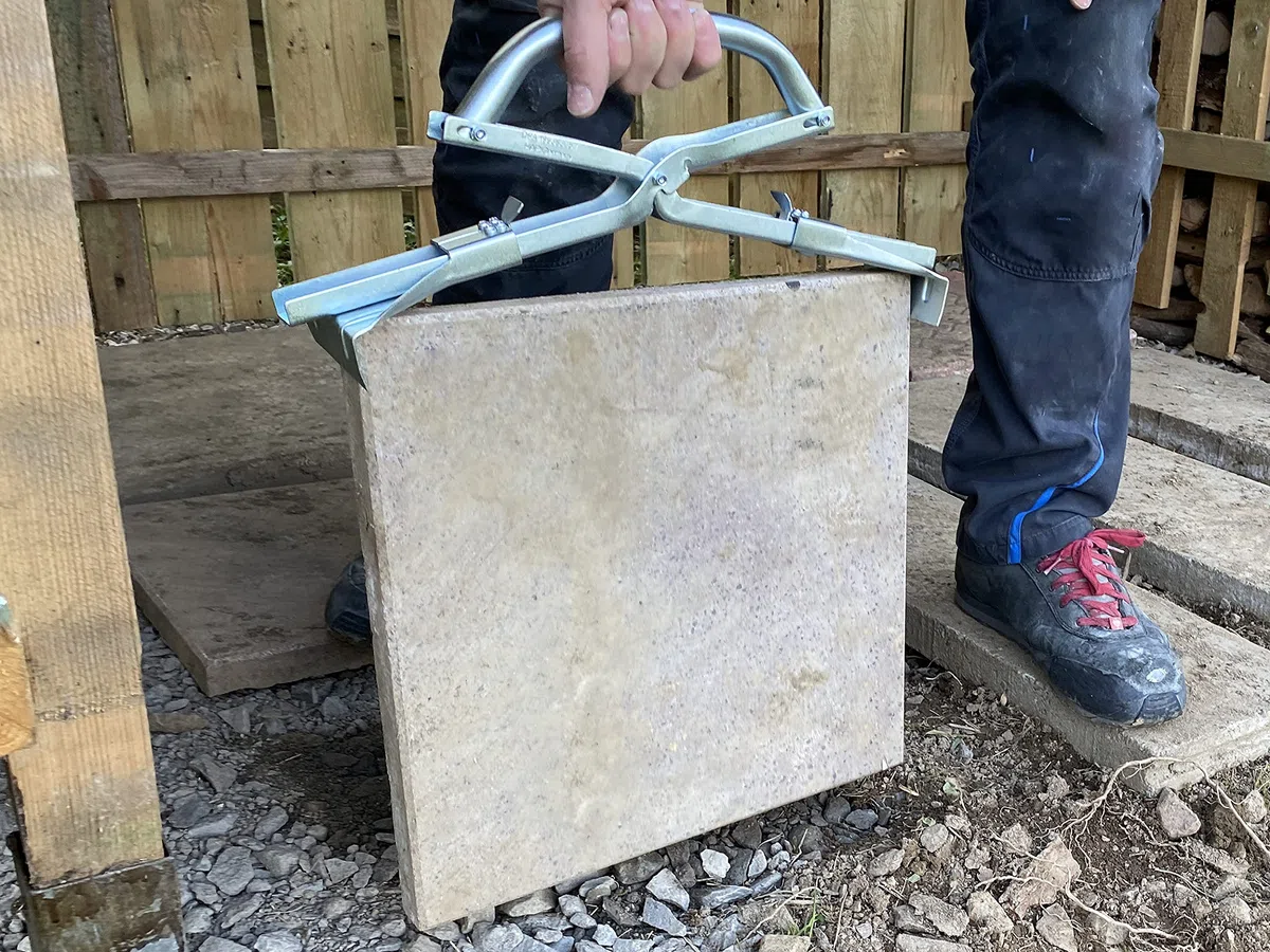 HAROMAC Plattenheber DBP 40–60 cm – verstellbarer Plattenheber mit Scherengriff, bis 30 kg – für Gehwegplatten, Terrassenplatten & Gartenplatten